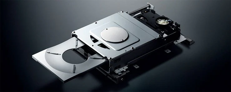 High precision CD drive for greater vibration resistance and high-precision signal reading